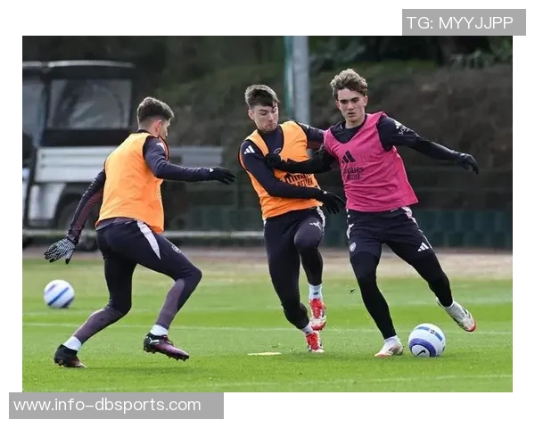 阿森纳小将道曼自去年脚踝受伤后首次回归合练展现积极状态